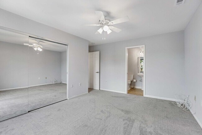 Building Photo - Charming Top Floor Condo with Pool View!!