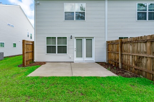 Building Photo - Modern 3-Bed, 2.5-Bath Townhome in Prime L...