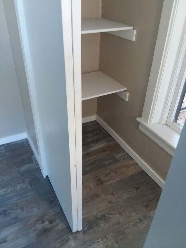 Building Photo - Cap Hil Adorable 1 Bedroom Available Now!