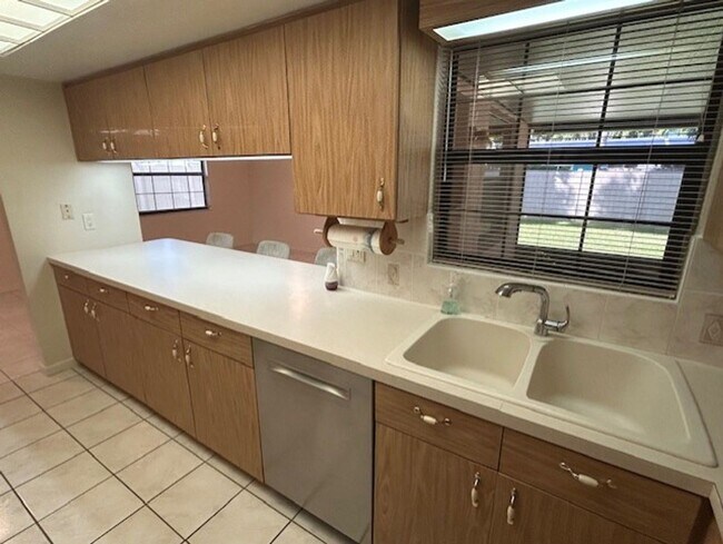 Building Photo - Spacious 3/2/2 in a quiet neighborhood available now!!