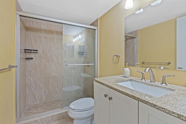 Building Photo - 340 Sunset Dr