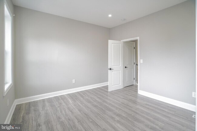 Building Photo - 1535 W Seltzer St