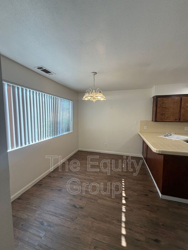 Building Photo - 530 E Myrtle Ave