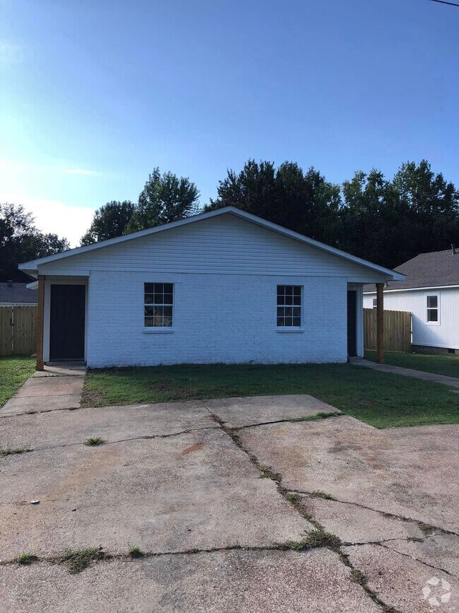 Building Photo - Fully remodeled, turnkey duplex unit in th...