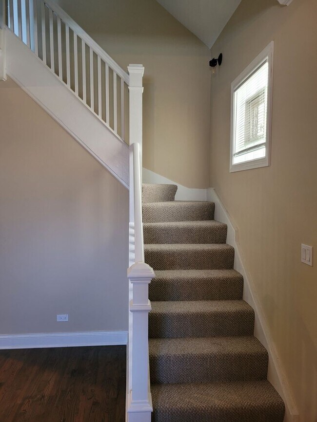 Building Photo - Beautiful Recently Renovated Contemporary ...