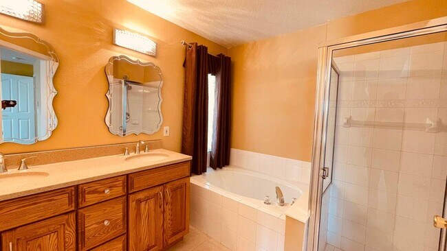 Building Photo - 1829 SW Hickock Terrace