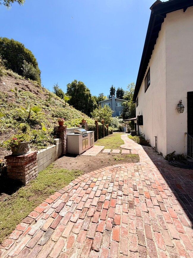 Building Photo - Gorgeous Encino Hills Home