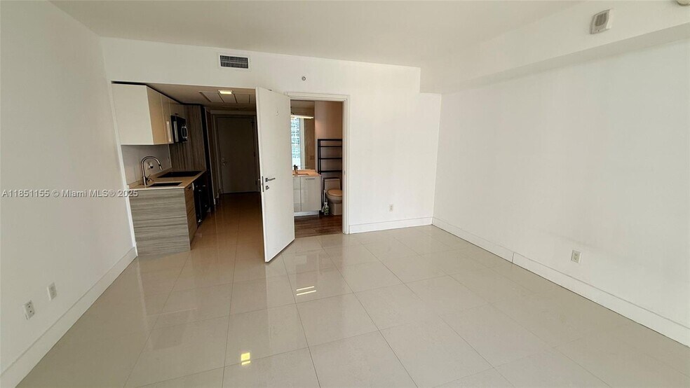 Building Photo - 1300 Brickell Bay Dr