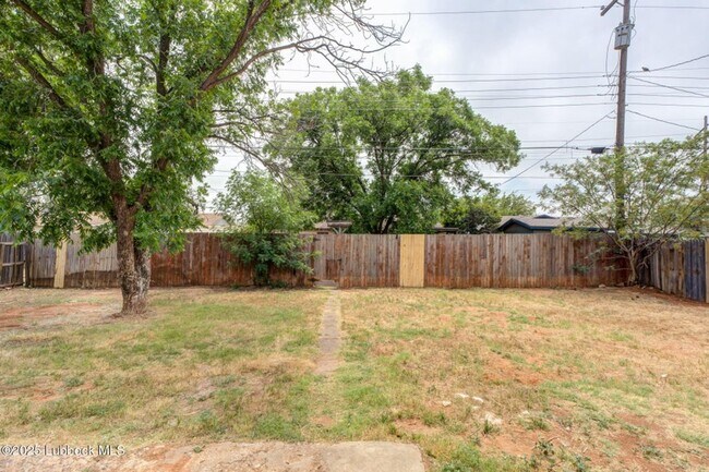 Building Photo - 3/2/1 FOR LEASE - SOUTH LUBBOCK
