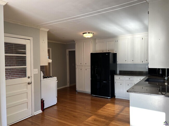 Building Photo - 2855 Riverview Rd