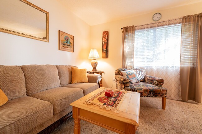 Primary Photo - Western Circle- Fully Furnished Rental