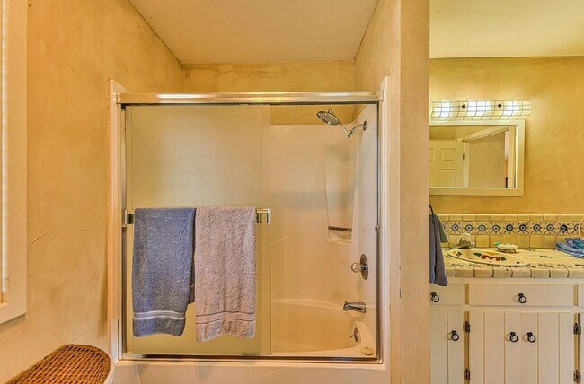 Building Photo - Beautiful Home in Chualar -with many ameni...