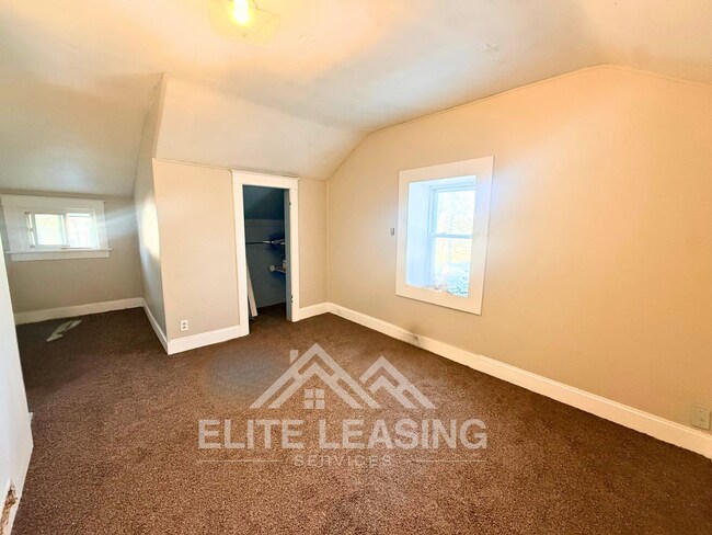 Building Photo - Charming 3 Bedroom Home Near Downtown Topeka!