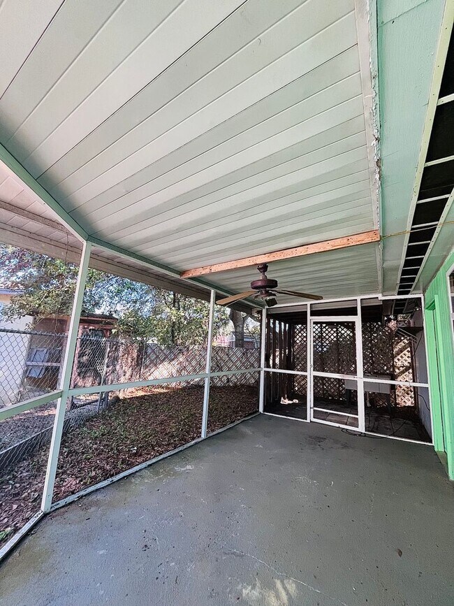 Building Photo - 3 Bed/2 Bath with one car garage home located in Jake Gaither Neighborhood!