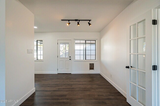 Building Photo - 1316 E Lemon St