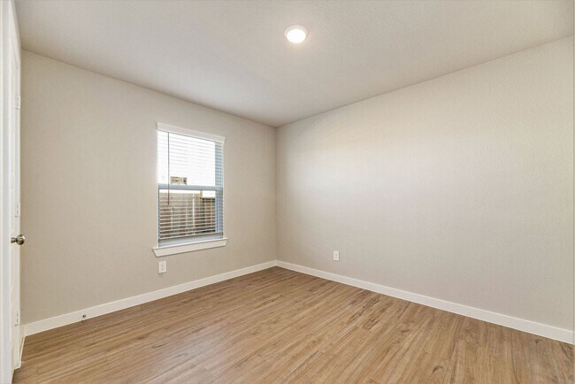 Building Photo - Like New 3 bedroom, 2  bath house in Moran Ranch