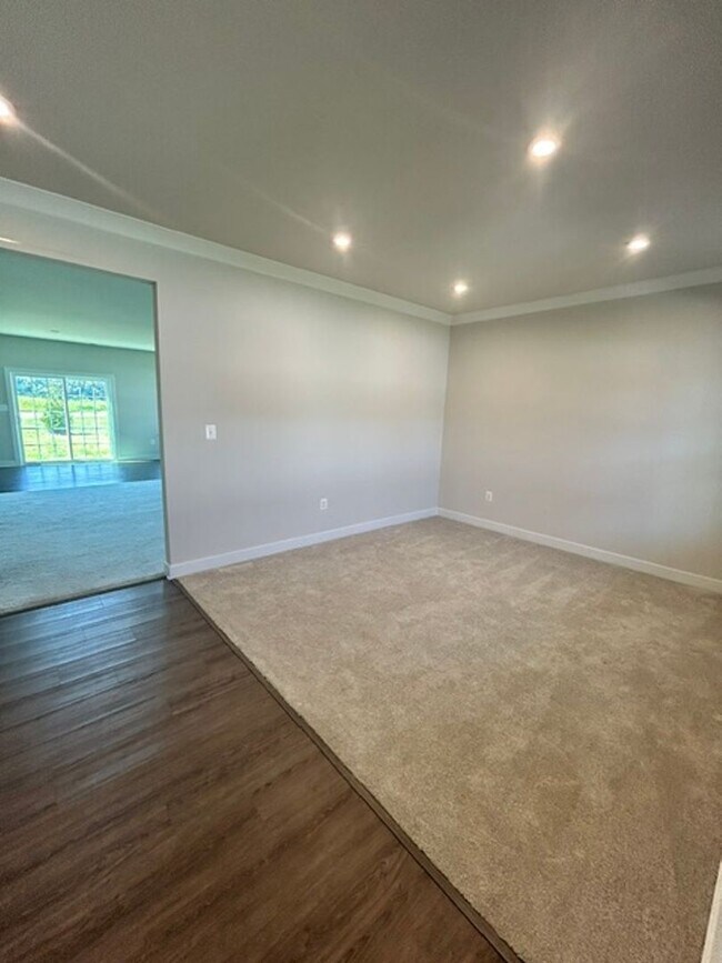 Building Photo - 10696 Whispering Pine Ln