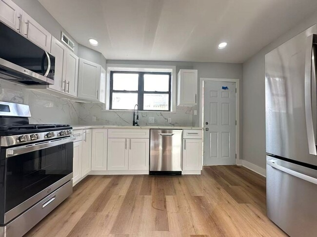 Building Photo - 3 bedroom 1 bath house available in South Philly