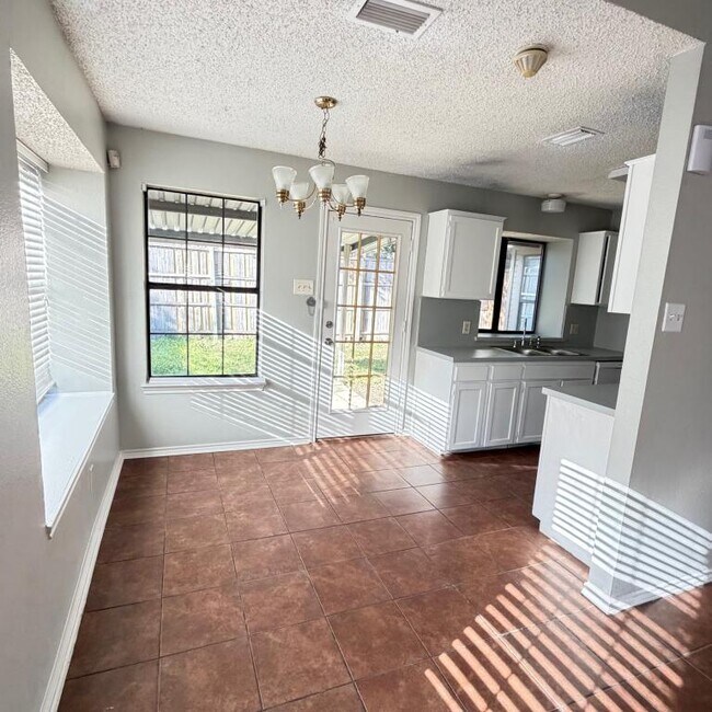 Building Photo - 5319 Waterford Dr