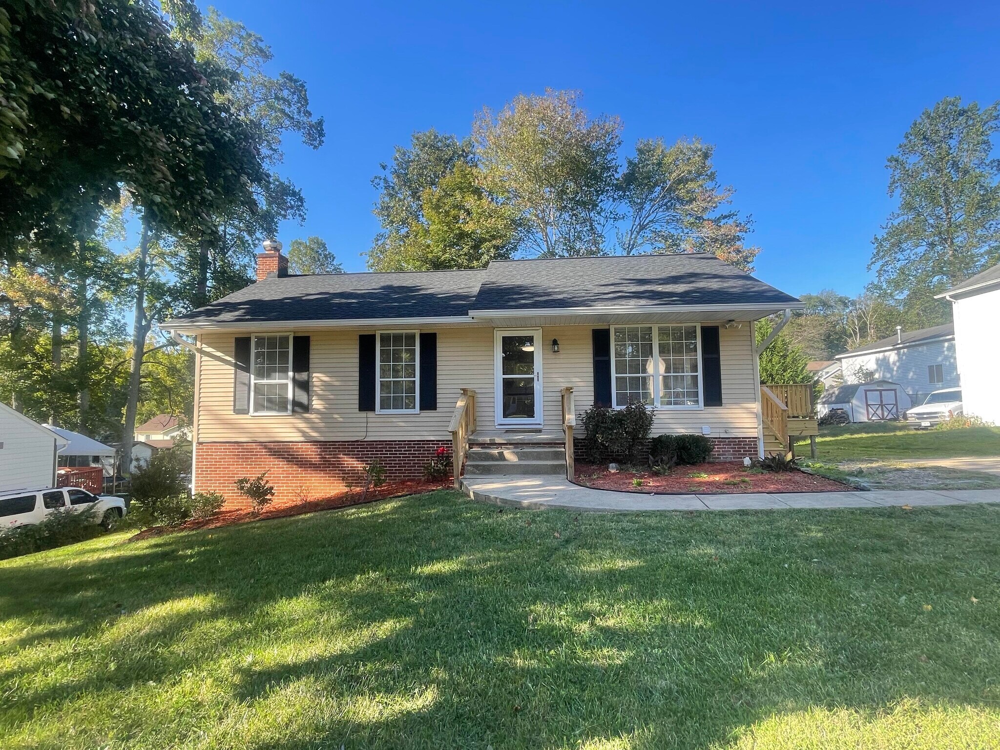 Building Photo - 221 Fallsway Ln