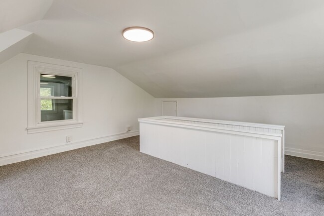 Building Photo - 1002 E Warrington Ave