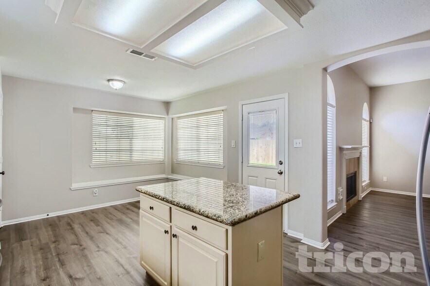 Building Photo - 814 Robins Way