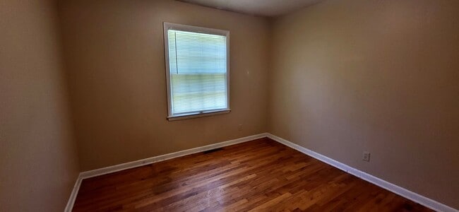 Building Photo - 3 Bedroom Home $1095! 2 Living Areas! Sout...