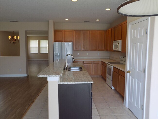 Building Photo - BEAUTIFUL 3 BEDROOM, 2 BATH, 3 CAR GARAGE ...