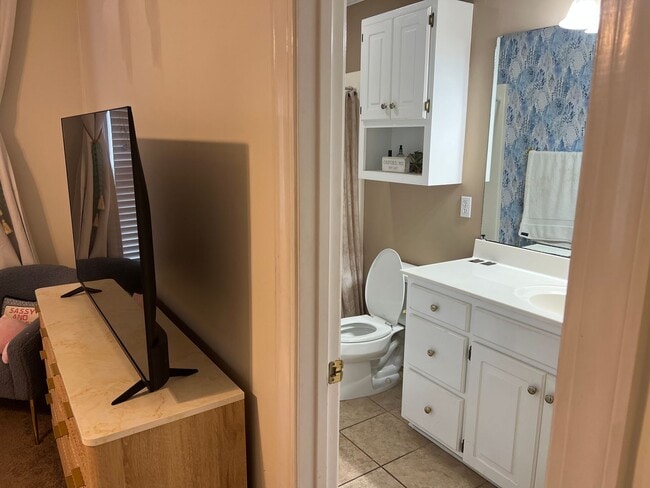 Building Photo - 6 Bedroom Pierce Ave