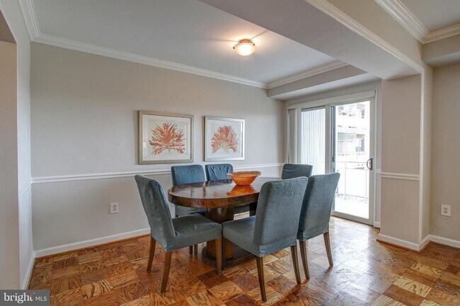 Building Photo - Wesley Heights Two Bedroom, Two Baths, Fur...