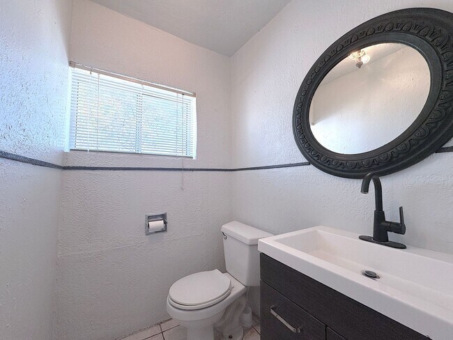 Building Photo - Central El Paso 2bed/1.5bath REFRIG A/C!