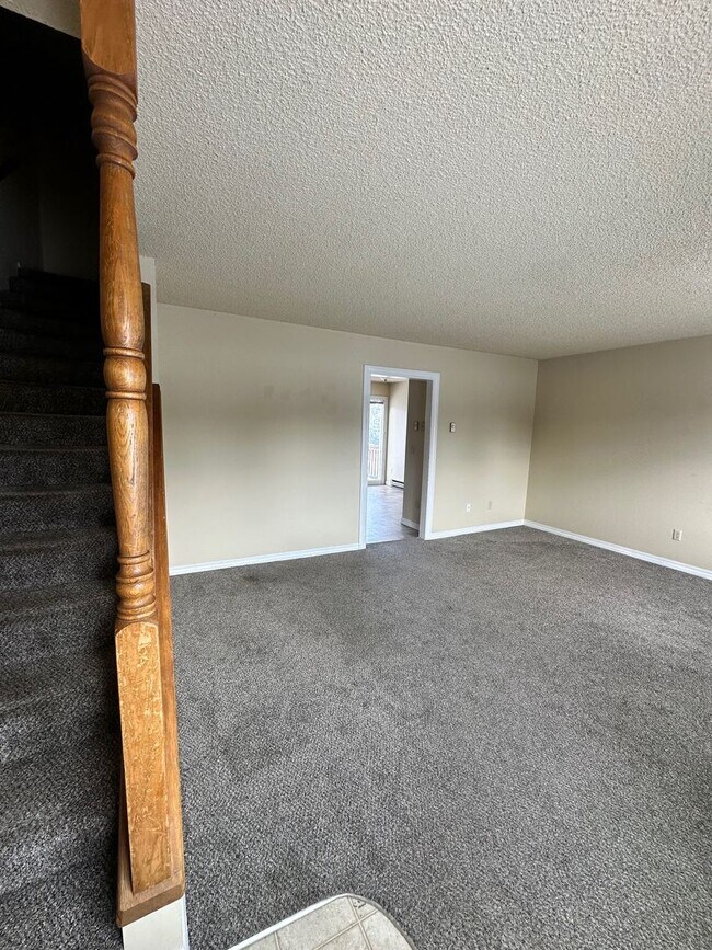 Building Photo - 4 Bedroom Condo near campus