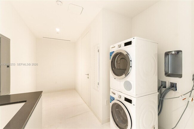 Building Photo - 300 Biscayne Blvd Way