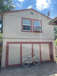 Building Photo - lake834