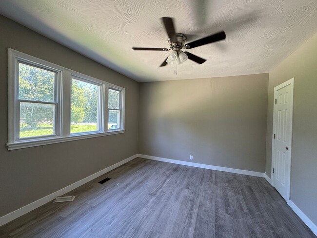 Building Photo - Charming 5 Bedroom off of South National Ave