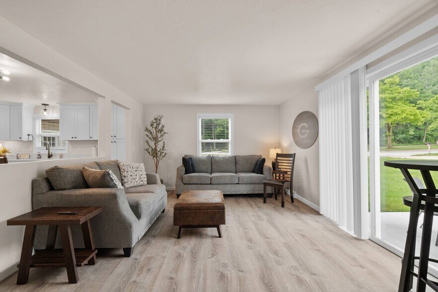 Building Photo - 2598 Parkwood Dr