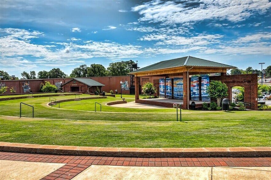 Building Photo - 641 Old Town Rd