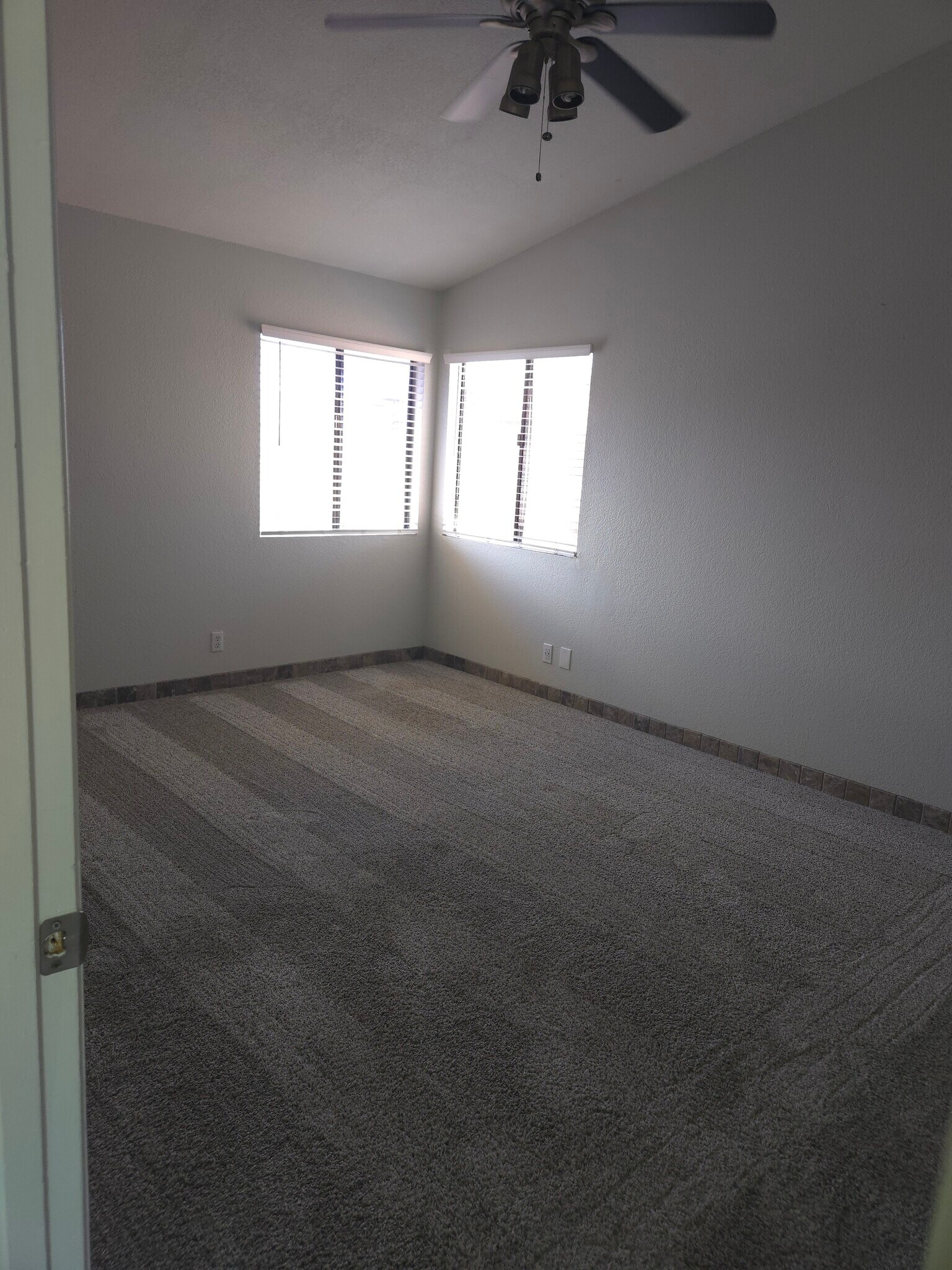 Building Photo - 10032 W Sells Dr