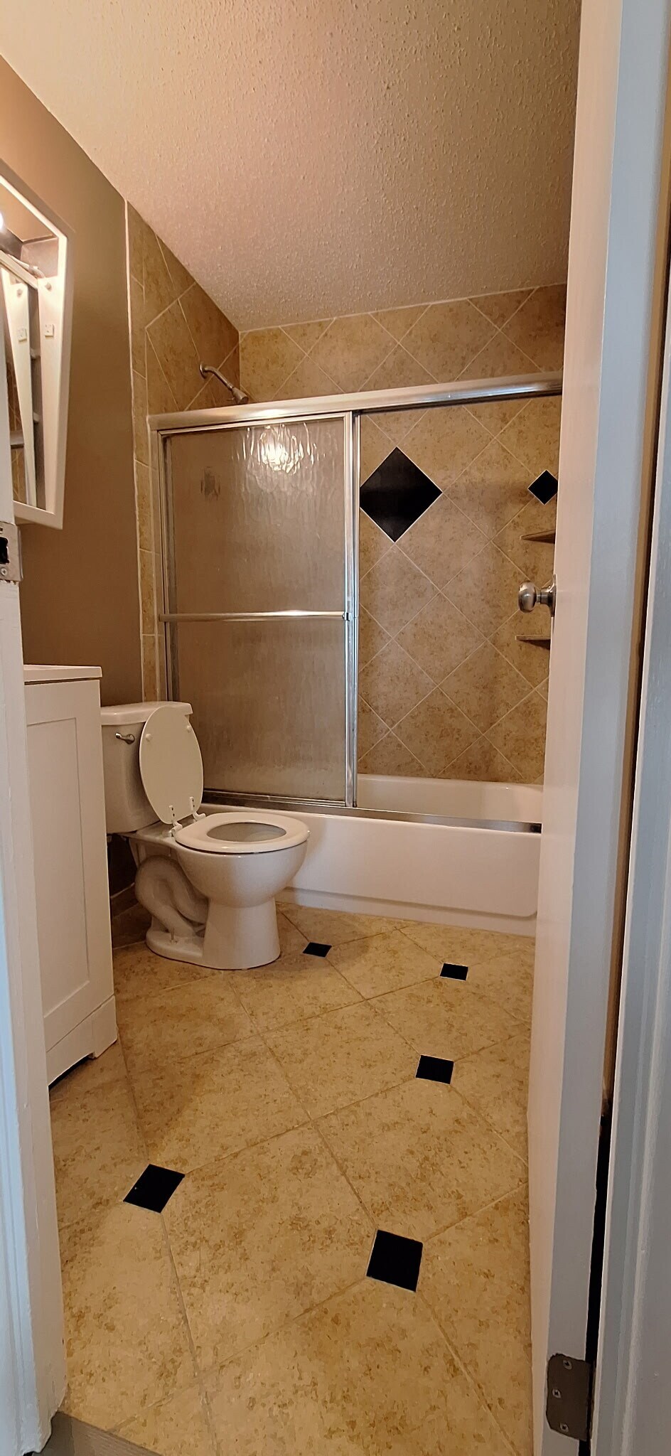 Building Photo - 404 E 3rd Dr S