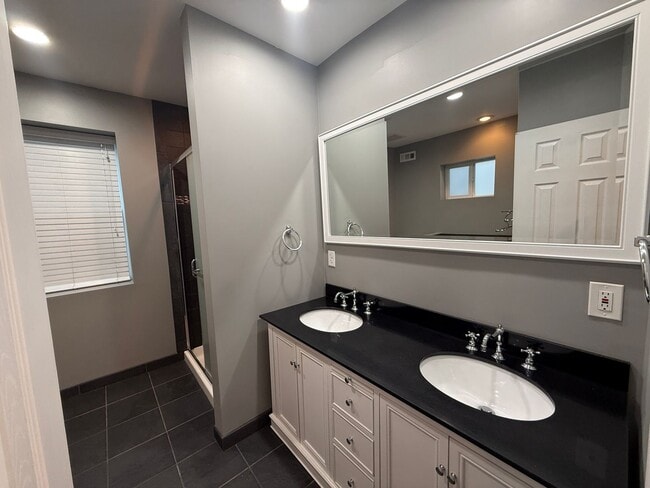 Building Photo - Charming South Philly Home in the Pennsport/Queen Village Area