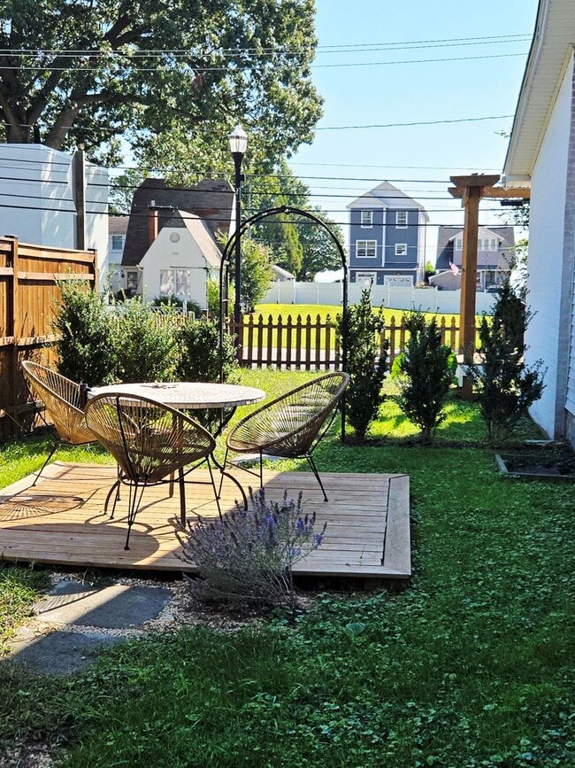 Building Photo - Beautiful Bungalow In the Twin Beaches