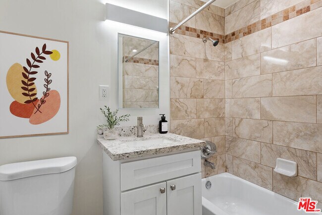 Building Photo - 2400 Vanderbilt Ln