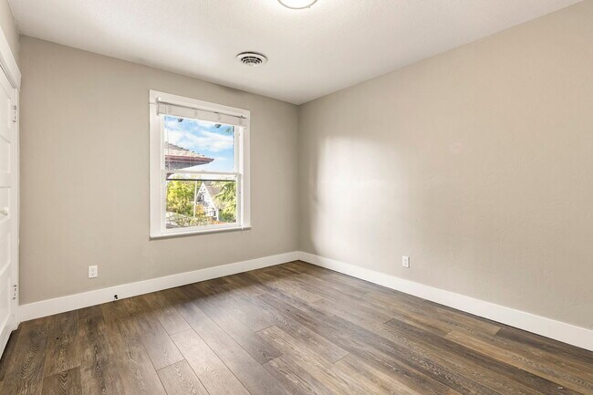 Building Photo - 5532 N Haight Ave