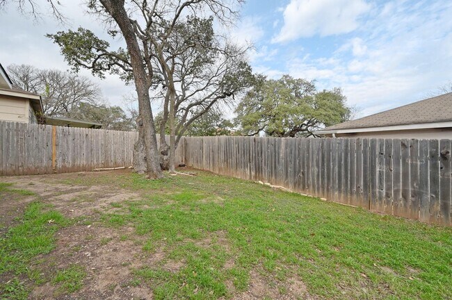 Building Photo - 2028 Kaiser Dr