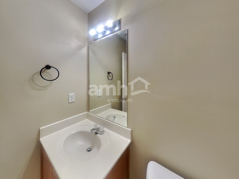Building Photo - 5527 Middlebury Dr