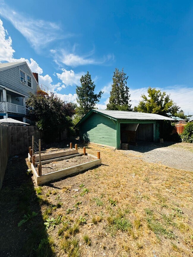 Building Photo - Charming bungalow with off street parking ...