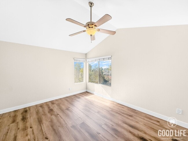 Building Photo - Stunning 2B/2.5BA Townhome in Mission Hill...