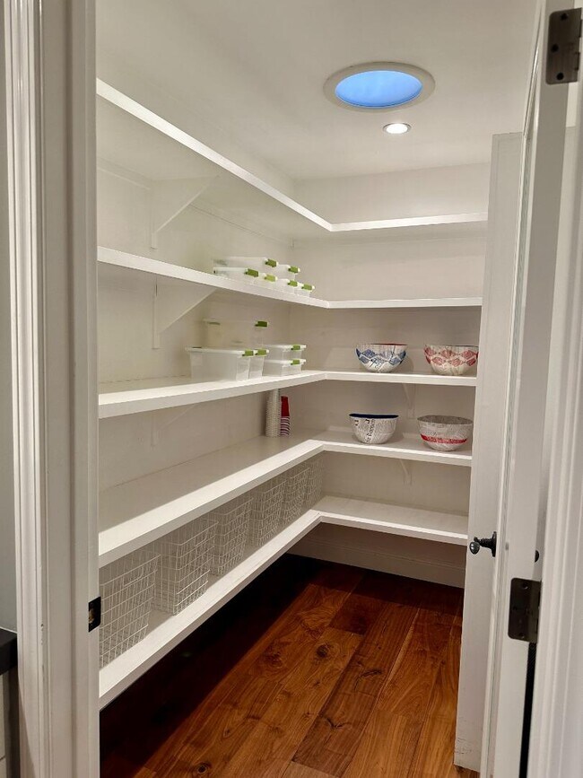 Building Photo - 14421 Lenray Ave