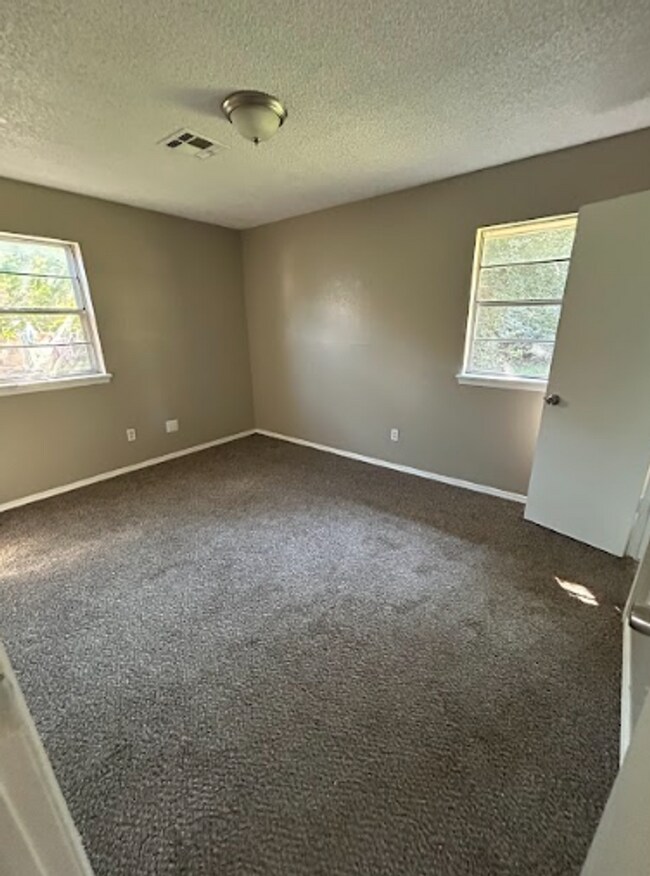Building Photo - Charming 5 Bedroom Rent to Own Home!!