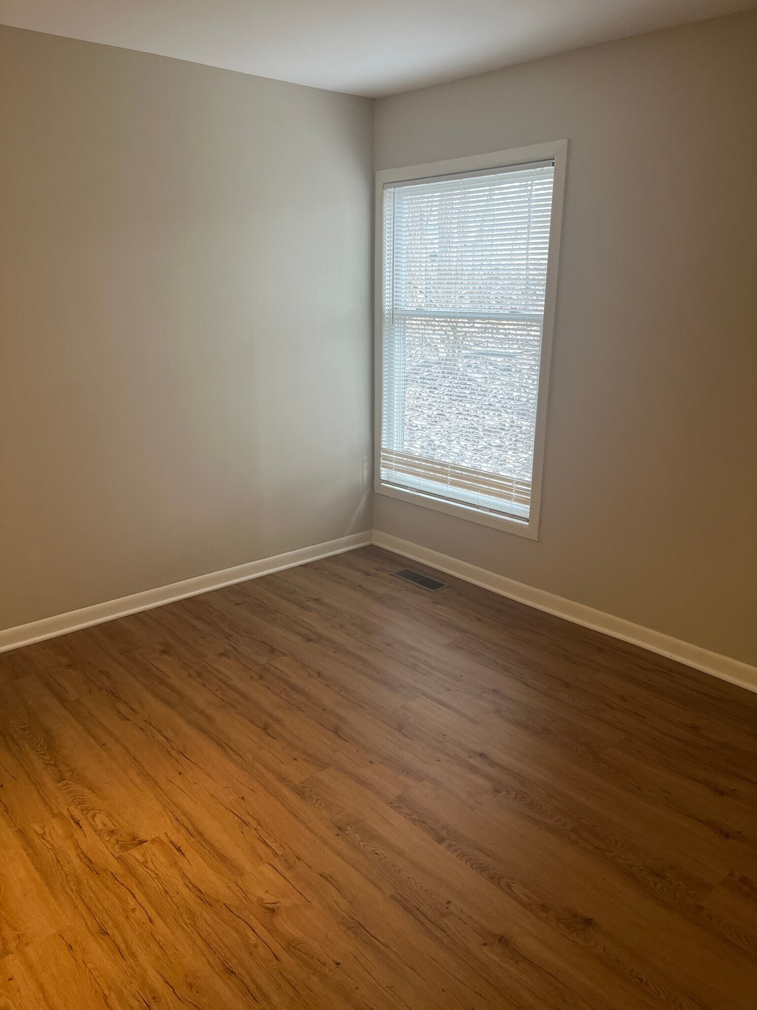 Building Photo - 5509 E Lake Dr